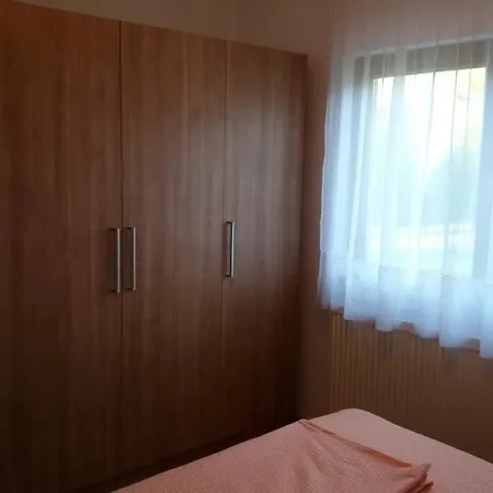 Una Strbacki Buk *